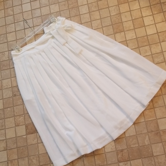 Calvin Klein Dresses & Skirts - Calvin Klein skirt with pockets!!